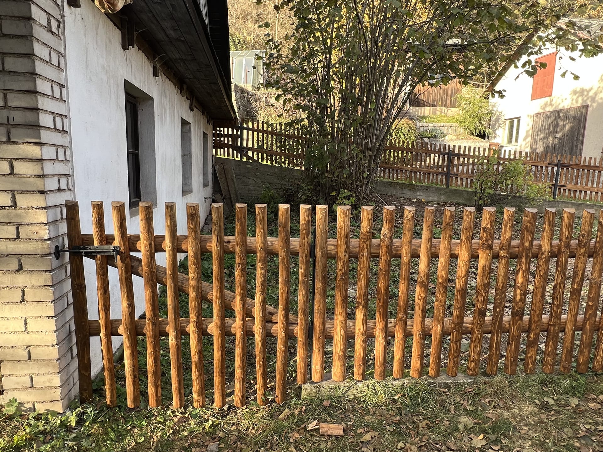 Obrázek 4 / Dřevěné ploty - strojně loupané   - realizace Červená u Letohradu 10-2021